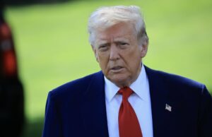 Trump se retrata como o papa na imagem gerada pela IA Trump se retrata como o papa na imagem gerada pela IA