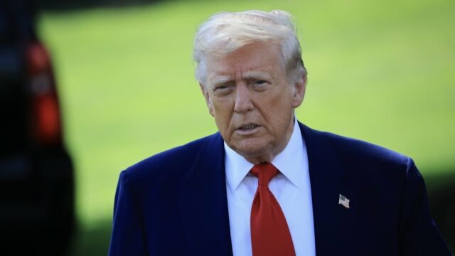 Trump se retrata como o papa na imagem gerada pela IA




