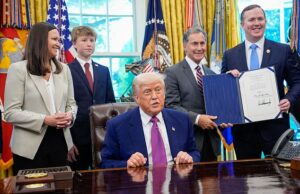 Trump suspende os principais direitos constitucionais porque os juízes frustraram seus planos de deportação em massa O presidente Donald Trump analisa a suspensão do habeas corpus, o direito de uma pessoa de questionar sua detenção no tribunal dentro de sua extensa intervenção de intervenção de imigração