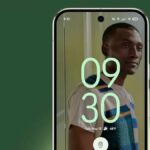 Um smartphone e smartwatch exibem telas domésticas personalizadas do Android, com clima, data, estatísticas de condicionamento físico e ícones de aplicativos, todos com uma interface com um tema verde em um fundo verde claro.