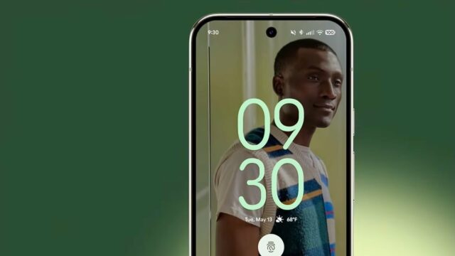 Um smartphone e smartwatch exibem telas domésticas personalizadas do Android, com clima, data, estatísticas de condicionamento físico e ícones de aplicativos, todos com uma interface com um tema verde em um fundo verde claro.