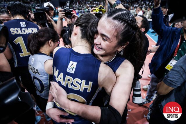 Bella Belen celebra o mais novo e mais recente título de vôlei feminino do UAAP de Lady Bulldogs.