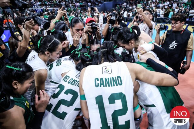 La Salle Lady Spikers se reuniu depois de perder a Nu Lady Bulldogs nas finais de vôlei feminina da temporada 87 do UAAP.