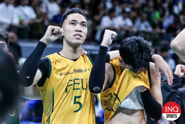 Feu Tamaraws Rookie Mikko Espartero, UAAP Temporada 87 após a perda das finais de vôlei masculino. 