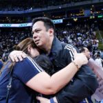 O treinador Dante Alinsunurin faz uma celebração emocional depois de cinco campeonatos de vôlei masculino do UAAP.