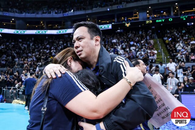 O treinador Dante Alinsunurin faz uma celebração emocional depois de cinco campeonatos de vôlei masculino do UAAP.