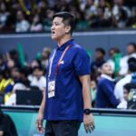 O treinador campeão de Nu Lady Bulldogs, Sherwin Meneses. NU, UAAP Temporada 87 Mulheres ganharam o título de vôlei.