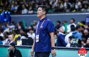 UAAP: Sherwin Meneses imediatamente adicionou a coroa de UAAP aos títulos O treinador campeão de Nu Lady Bulldogs, Sherwin Meneses. NU, UAAP Temporada 87 Mulheres ganharam o título de vôlei.