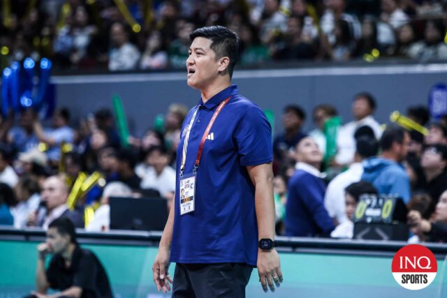 O treinador campeão de Nu Lady Bulldogs, Sherwin Meneses. NU, UAAP Temporada 87 Mulheres ganharam o título de vôlei.