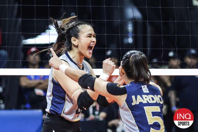 Bella Belen, da Nu Lady Bulldogs, durante uma temporada de vôlei feminina da temporada 87 do UAAP contra o La Salle Lady Spikers.