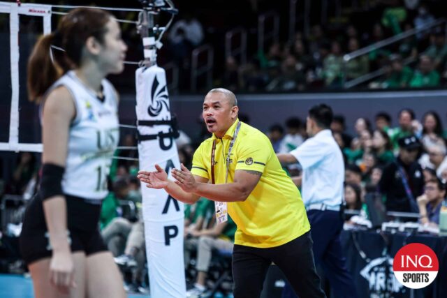 O treinador do UST Tigreses, Kungfu Reyes UAAP, caça furtiva de recrutamento de vôlei