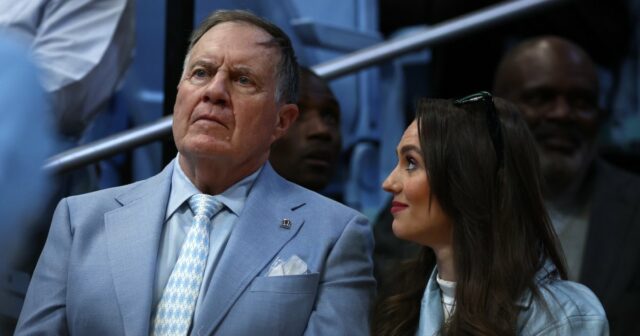 GetTyimages-2204050768 Bill Belichick e Jordon Hudson