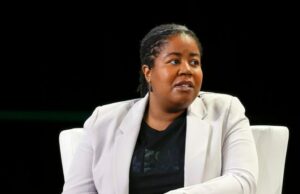 Ulili Onovakpuri, sócio -gerente da Kapor Capital, está partindo da empresa SAN FRANCISCO, CALIFORNIA - OCTOBER 18: Kapor Capital Managing Director Ulili Onovakpuri speaks onstage during TechCrunch Disrupt 2022 on October 18, 2022 in San Francisco, California. (Photo by Kimberly White/Getty Images for TechCrunch)