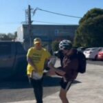 Um ciclista chutou e deu um soco em um trompete de Patriots voluntário em um estande de pré-poliação em Melbourne na quinta-feira