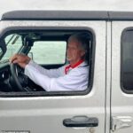 James Shephard Travis, 64 anos, é acusado de cortar pássaros deliberados durante um feriado em Ocean Park, em Washington, e quase tropeçou em uma mulher e seu filho de nove anos.