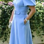 Zara geralmente se transforma em vestidos de ajuste e revestimento para eventos formais-é fácil entender o porquê. A silhueta é sem esforço e combina elegância com conforto
