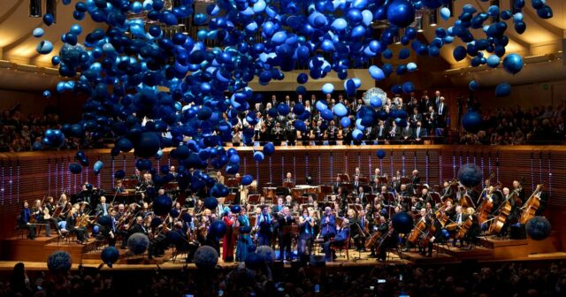 Um vínculo final no pódio para o querido diretor Michael Tilson Thomas



