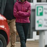 Um trabalhador com necessidades especiais Wendy Lau (fotografado do lado de fora do tribunal da cidade em Portsmouth) jogou pedras, no início da manhã ele bateu na parede e apontou a câmera CCTV na nova casa Abigail Beckett, disse que o juiz disse que o juiz