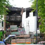 O andaime é construído na frente dos recursos em cena em Tillett Close, Stonebridge, em Brent após um incêndio fatal - 25 de maio de 2025