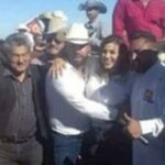 A foto tirada em 2019 mostrou o líder do Cartel Sinaloa Emmanuel 'El Botas' Serrano (terceiro da esquerda) e o governador Baja California Marina del Pilar Áil (terceiro do lado direito) se abraçando no evento em que ela lutou pelo prefeito Mexicali. A imagem tornou -se viral em setembro de 2022, um ano e três meses após a eleição do governador