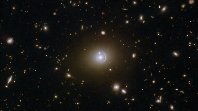 Uma galáxia de 11 bilhões de anos atrás apareceu de Telescópio Hubble em um trabalho ao redor da terra no espaço