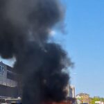 Este é o momento em que o inferno caiu um estacionamento de um shopping center com uma enorme nuvem de fumaça que é visível a quilômetros de distância de milhas que se desenvolvem no céu