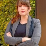 Shannon Burns, retratado fora do processo judicial, processa por discriminação contra o gênero