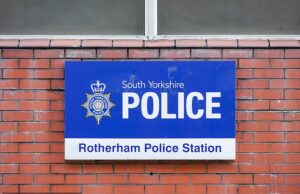 Uma pessoa presa por suspeita de assassinato depois que o corpo masculino foi encontrado nos dias do rio depois de desaparecer A polícia do sul de Yorkshire prendeu um homem de 42 anos na noite passada por suspeita de assassinato após a descoberta do corpo da pessoa desaparecida no rio, apenas dois dias após a última vez que foi vista