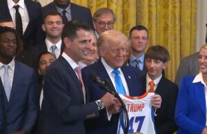 Uma piada do auge do Presidente Trump Barron na visita da casa branca de vermes na casa de Worm-White 052125_DONALD_TRUMR_FLOROR_GLATOR_KAL