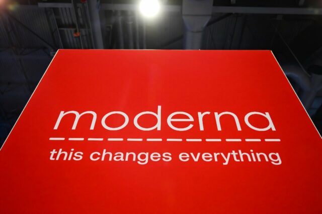 O logotipo da Modern, Inc. aparece durante o Consumer Electronics Show (CES) em Las Vegas, Nevada, 5 de janeiro de 2023