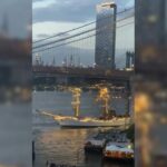VÍDEO: Os navios da Marinha mexicana chegarão à ponte do Brooklyn em Nova York, as pessoas viram pendurar no mastro