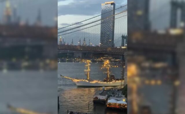 VÍDEO: Os navios da Marinha mexicana chegarão à ponte do Brooklyn em Nova York, as pessoas viram pendurar no mastro

