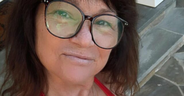 Valerie Bertinelli Roca O biquíni vermelho aos 65 anos na piscina