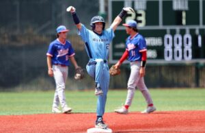 Valley Christian vence o jogo WCAL com uma grande vitória sobre St. Ignatius Logan Mull Rounds de Valley Christian, 2ª base, enquanto ele marca um triplo por Jordan Ortiz no sexto turno contra St. Ignatius, sábado, 3 de maio de 2025. (Karl Mondon/Bay Area News Group)