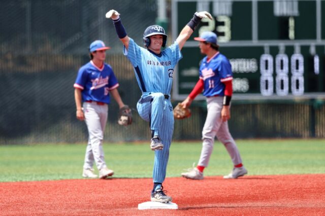 Logan Mull Rounds de Valley Christian, 2ª base, enquanto ele marca um triplo por Jordan Ortiz no sexto turno contra St. Ignatius, sábado, 3 de maio de 2025. (Karl Mondon/Bay Area News Group)