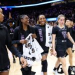 Os fãs torcem antes do primeiro jogo da pré-temporada da WNBA do Golden State Valkyries contra o Los Angeles Sparks no Chase Center em San Francisco, Califórnia, na terça-feira, 6 de maio de 2025. (Jane Tyska/Bay Area News Group)