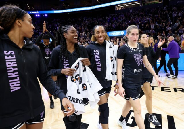 Os fãs torcem antes do primeiro jogo da pré-temporada da WNBA do Golden State Valkyries contra o Los Angeles Sparks no Chase Center em San Francisco, Califórnia, na terça-feira, 6 de maio de 2025. (Jane Tyska/Bay Area News Group)