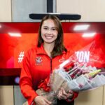Vanie Gandler durante um contrato assinado com os anunciantes da Cignal HD antes da nova conferência PVL.