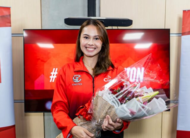 Vanie Gandler durante um contrato assinado com os anunciantes da Cignal HD antes da nova conferência PVL.