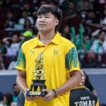 O Veejay Pre, de Feu Tamaraws, recebe seu prêmio de estreante do ano para o torneio de basquete masculino da temporada 87 do UAAP