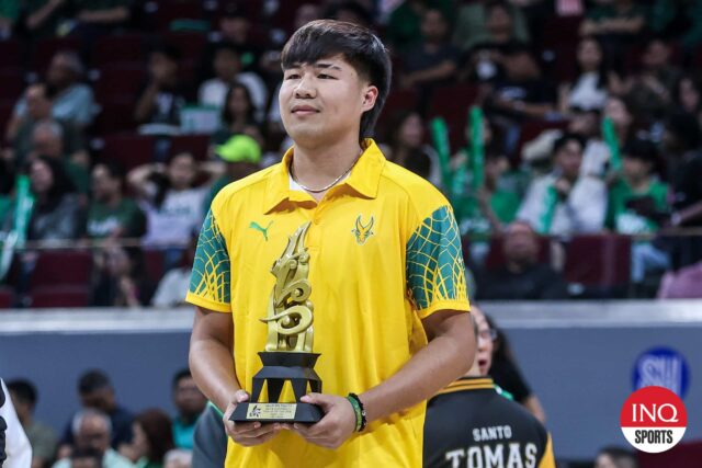 O Veejay Pre, de Feu Tamaraws, recebe seu prêmio de estreante do ano para o torneio de basquete masculino da temporada 87 do UAAP