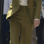 Princesa do País de Gales usa um terno de 1.340 GBP de Victoria Beckham para apresentar o preço do preço