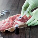 O governo do Reino Unido ficou claro que a carne bovina tratada com hormônio controverso associado a perguntas como a puberdade precoce em crianças e câncer não será incluído no acordo