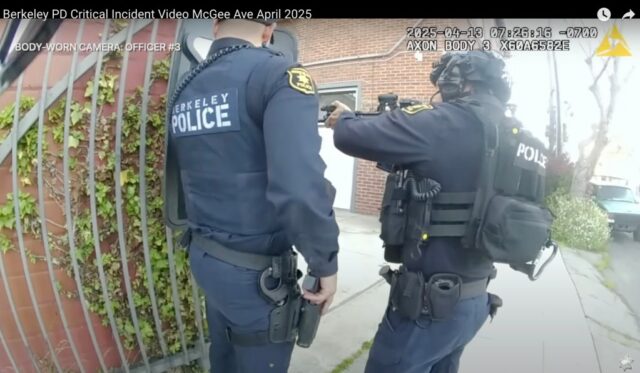A polícia de Berkeley apreende Ricardo Ruiz, de 33 anos, depois de atirar nele do lado de fora da porta de seu apartamento. (Quadro de filmagens de cames corporais/ polícia de Berkeley)