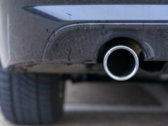 Administração Trump reverte padrões de economia de combustível, mais uma vez Low angle view of an exhaust pipe on a car.