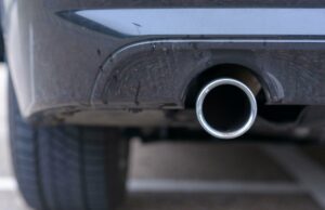 Administração Trump reverte padrões de economia de combustível, mais uma vez Low angle view of an exhaust pipe on a car.