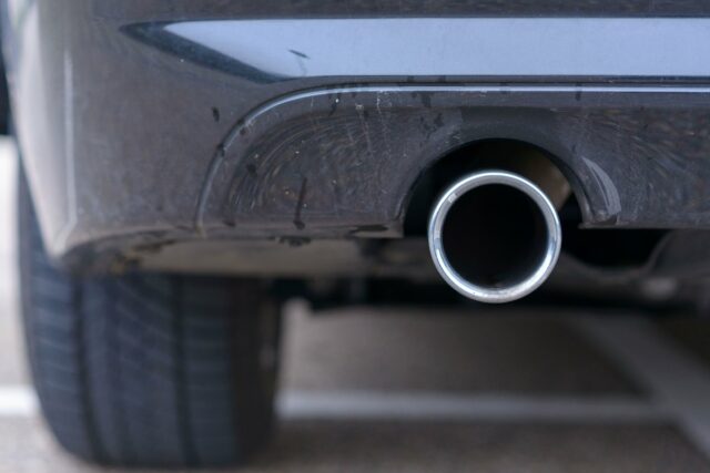Votos do Senado para retirar a capacidade da Califórnia de Low angle view of an exhaust pipe on a car.