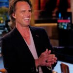 Walton Goggins é o anfitrião de 'SNL', trazendo um espírito estranho ao show.