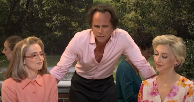 Walton Goggins só tinha olhos para Sarah Sherman e Heidi Gardner.