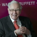 Buffett, presidente e CEO da Berkshire Hathaway, sorri quando a ponte toca após a reunião anual dos acionistas de Berkshire Hathaway em Omaha, 5 de maio de 2019